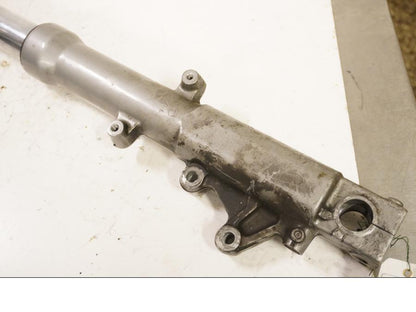 Vänster sida på Gaffelben från en Kawasaki ZX-6R -1997 motorcykel.