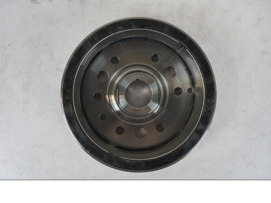 Snett uppifrån på Generator från en Kawasaki Z 900 -2019 motorcykel.