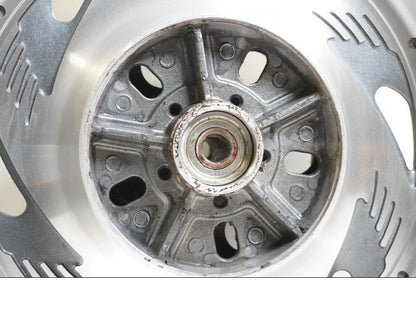 Extrabild3 på Fälg från en Suzuki VZ 800 -2000 motorcykel.