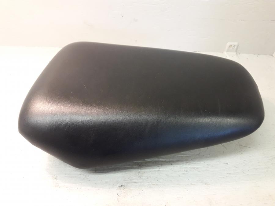 Baksidan på Sadel från en Honda CBR 125 R -2008 motorcykel.