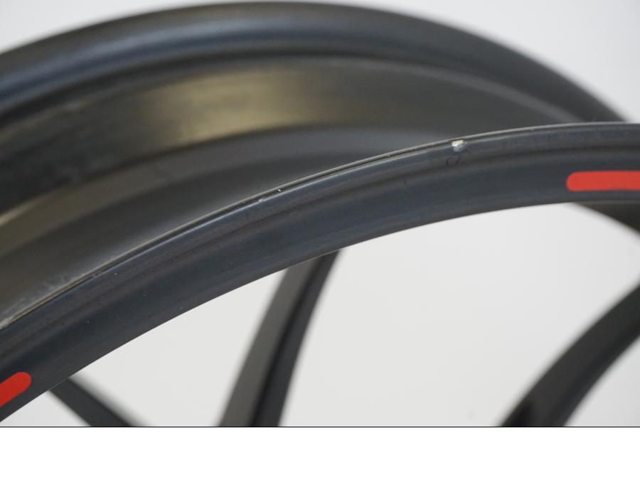 Extrabild5 på Fälg från en Ducati Streetfighter S -2011 motorcykel.