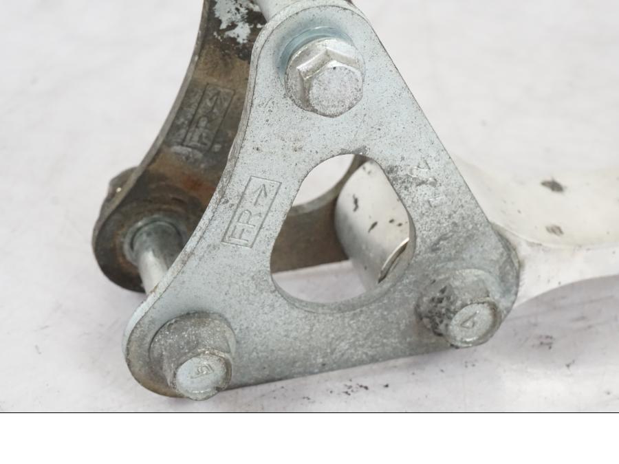 Snett uppifrån på Stötdämparlänkage från en Suzuki GSX-S 1000 -2017 motorcykel.