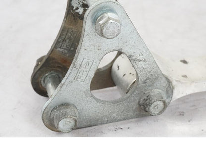 Snett uppifrån på Stötdämparlänkage från en Suzuki GSX-S 1000 -2017 motorcykel.