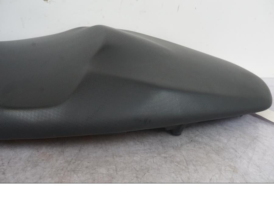 Höger sida på Sadel från en BMW F 800 R -2018 motorcykel.