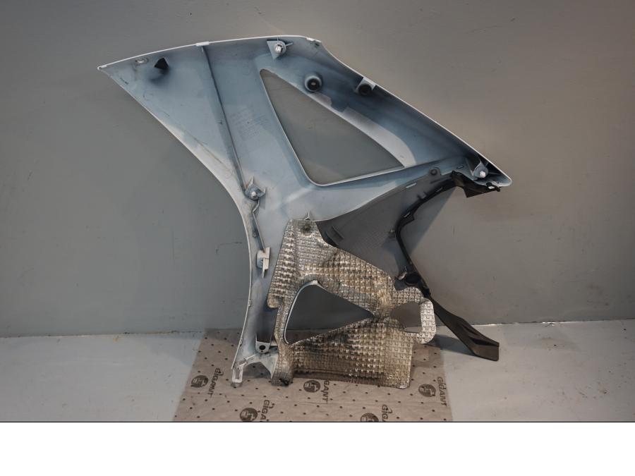 Baksidan på Sidkåpa från en Suzuki GSX-R 1000 -2008 motorcykel.