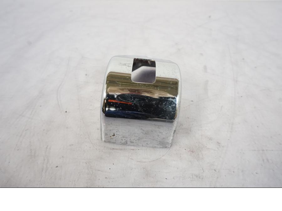 Höger sida på Bromsvätskebehållarkåpa från en Kawasaki VN 1500 -2003 motorcykel.