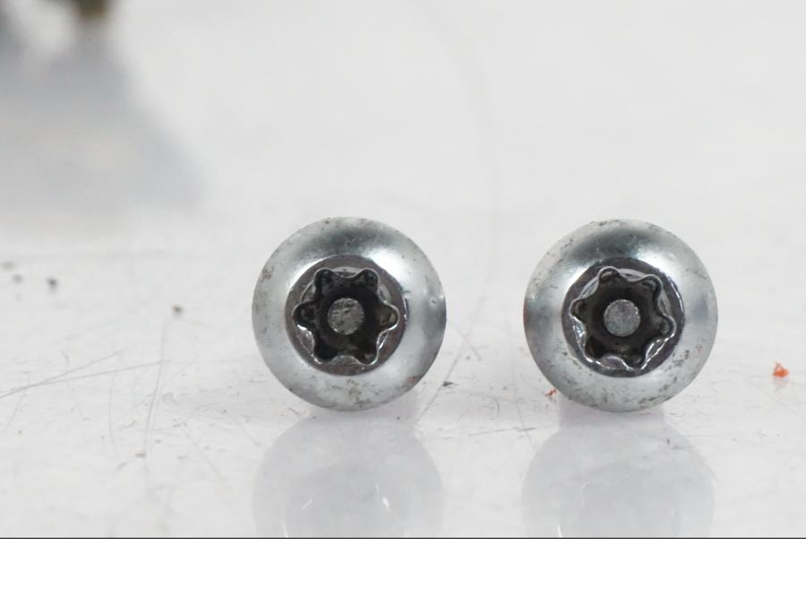 Höger sida på <p>Sadellås från Suzuki GSX 750 W 2002.</p>

<p>Med 1st nyckel.</p> motorcykel.