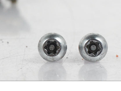 Höger sida på <p>Sadellås från Suzuki GSX 750 W 2002.</p>

<p>Med 1st nyckel.</p> motorcykel.