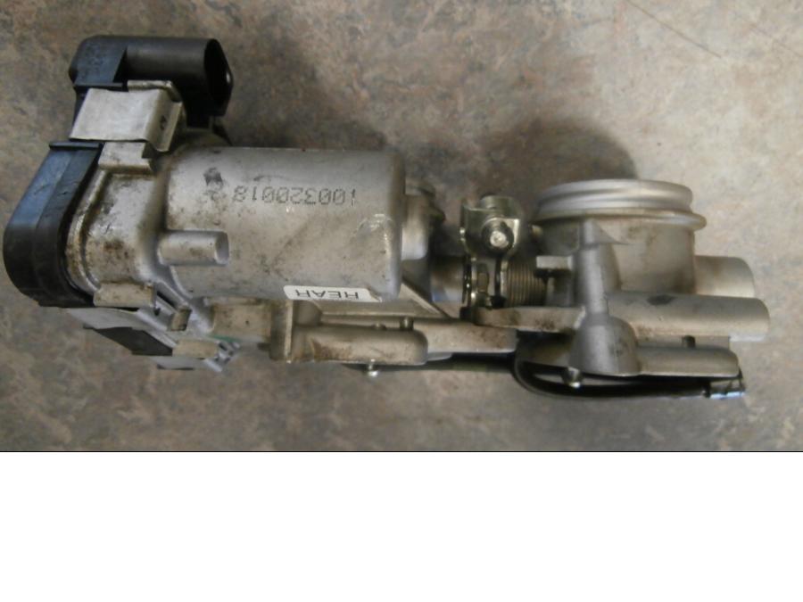 Vänster sida på Spjällhus från en Aprilia RSV 1000 -2010 motorcykel.