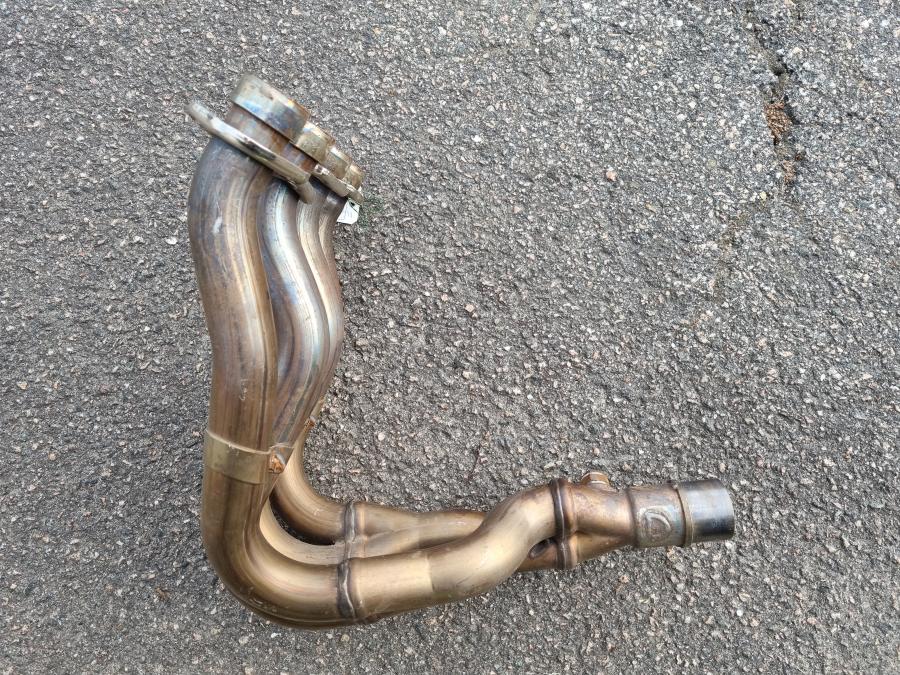 Baksidan på Grenrör från en Suzuki GSX-R 750 -2006 motorcykel.