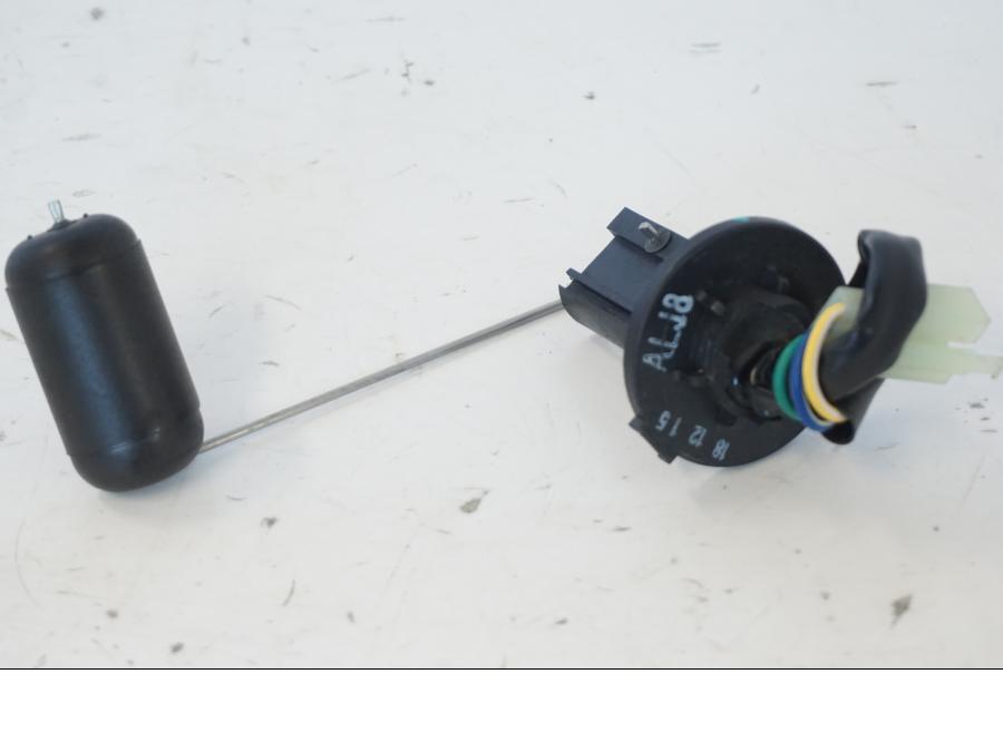 Snett uppifrån på Bensintankgivare från en Kymco Agility 125 -2019 scooter.