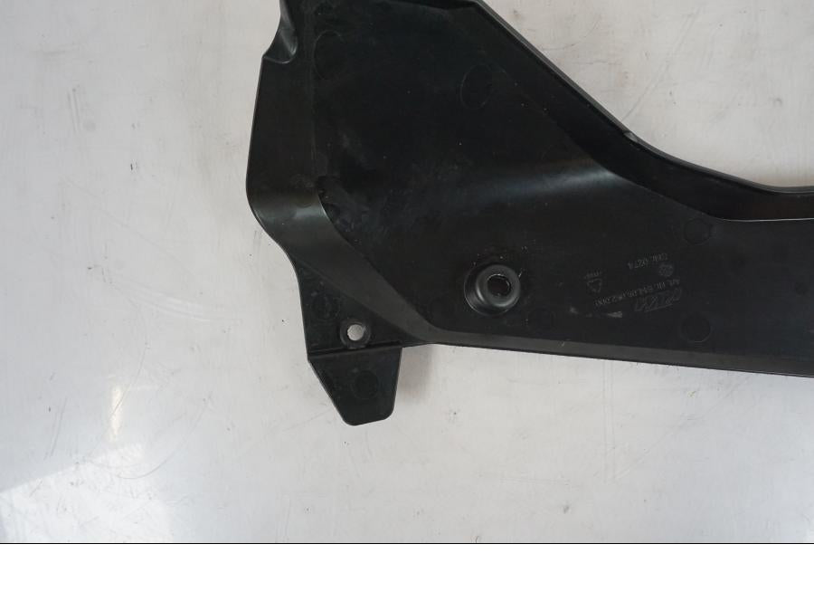 Snett nerifrån på Sidopanel från en KTM 1290 Super Duke -2019 motorcykel.