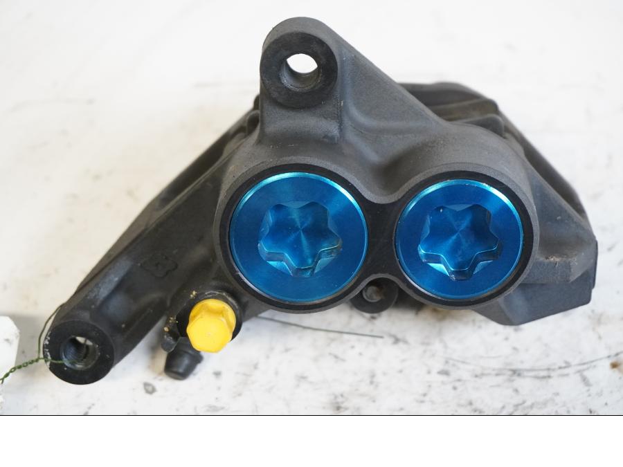 Framsidan på Bromsok från en Yamaha YZF R6 -2000 motorcykel.