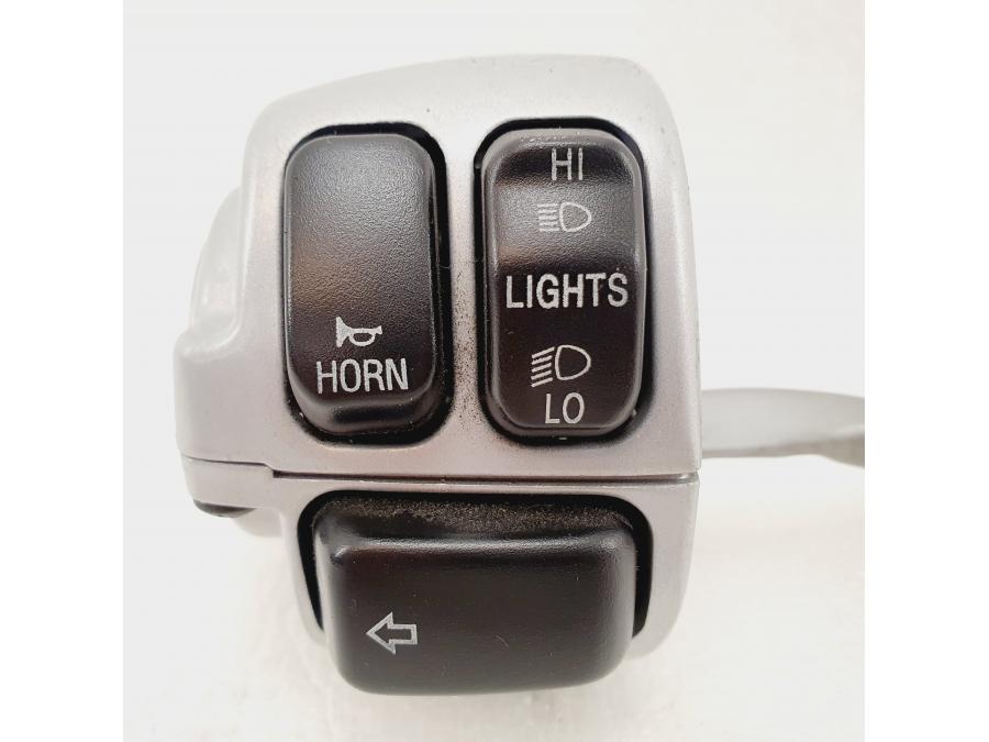 Framsidan på Styrelreglage från en H-D V-Rod 1130 -2005 motorcykel.