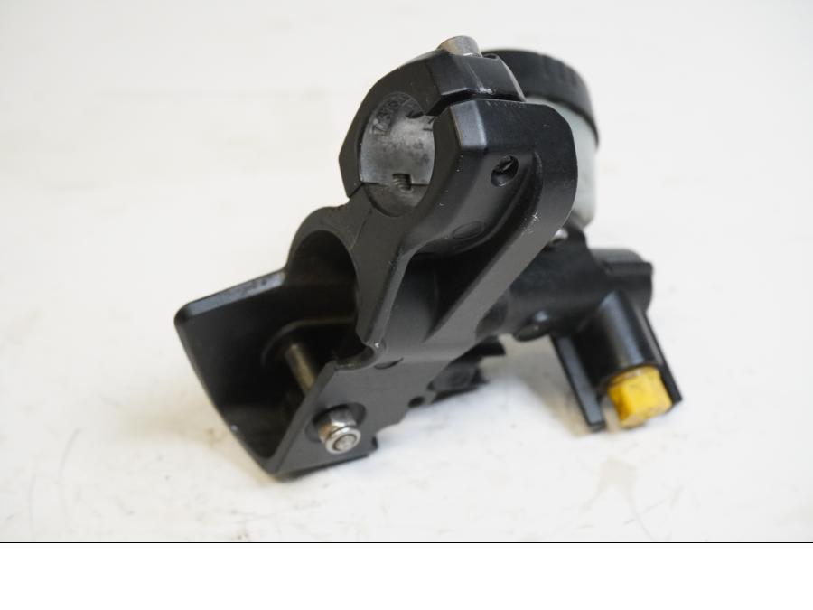 Höger sida på Kopplingshuvudcylinder från en BMW K 1200 S -2006 motorcykel.