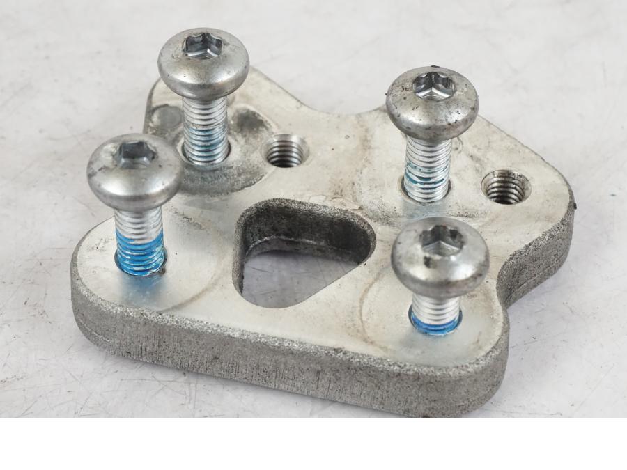 Baksidan på Fotpinnefäste inre från en Suzuki GSX-R 600 -2007 motorcykel.