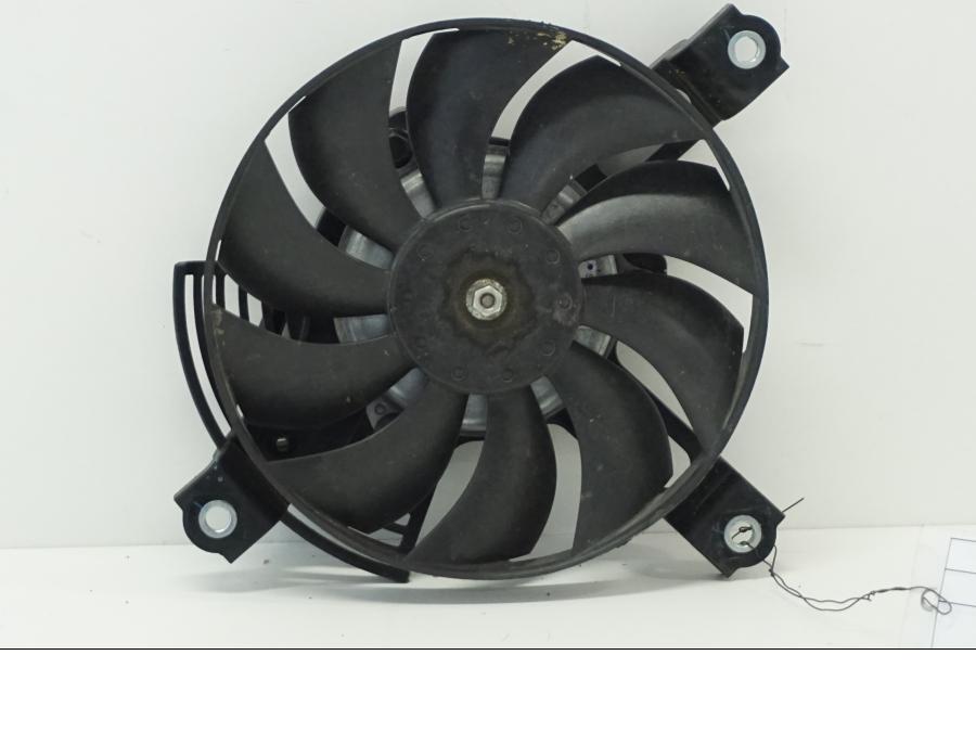 Framsidan på Vattenkylfläkt från en Suzuki DL 1000 -2016 motorcykel.