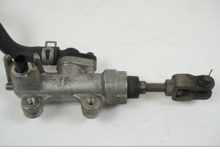 Snett nerifrån på Bromshuvudcylinder från en Suzuki GSX-R 1000 -2003 motorcykel.