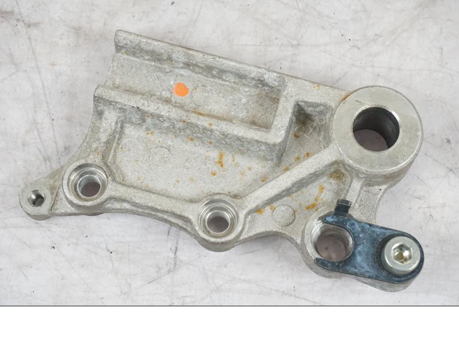 Framsidan på Bromsoksfäste från en Kawasaki Z 125 -2019 motorcykel.