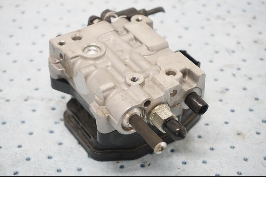 Höger sida på ABS Modulator från en Honda CBR 1000 RR -2011 motorcykel.