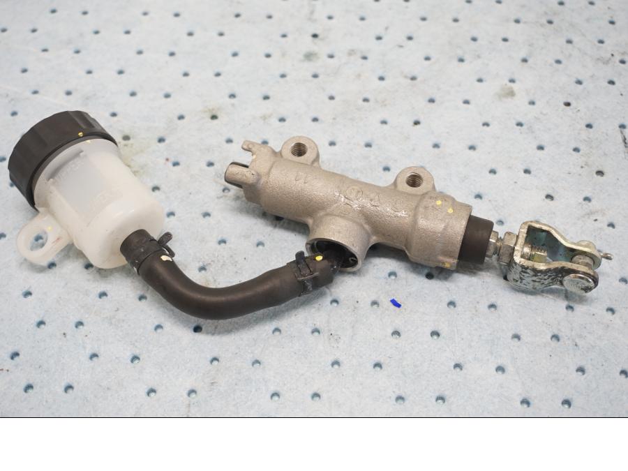 Framsidan på Bromshuvudcylinder från en Kawasaki Z 900 -2019 motorcykel.