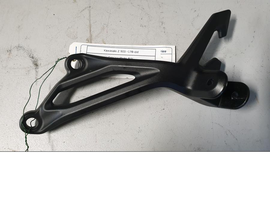 Höger sida på Fotpinnefäste från en Kawasaki Z 900 -2017 motorcykel.