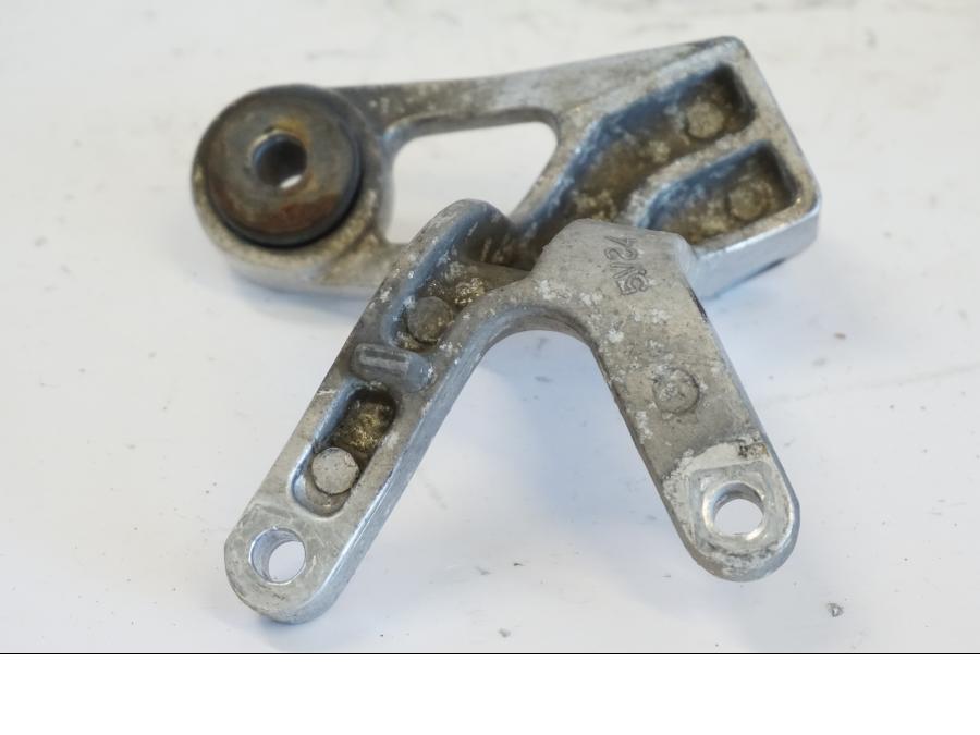 Baksidan på Fotpinnefäste från en Yamaha YZF 1000 R -1997 motorcykel.