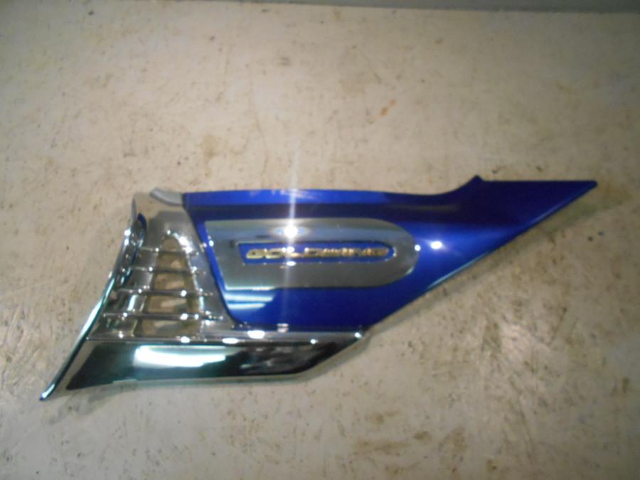 Framsidan på Sidopanel från en Honda GL 1800 -2001 motorcykel.