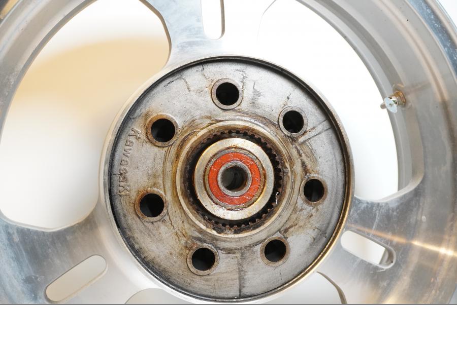 Baksidan på Fälg från en Kawasaki VN 1500 Mean Streak -2002 motorcykel.