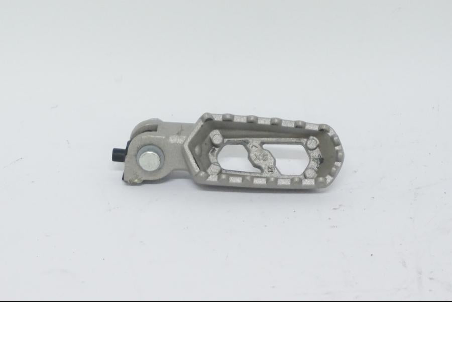 Vänster sida på Fotpinne från en Ducati Desert X -2022 motorcykel.