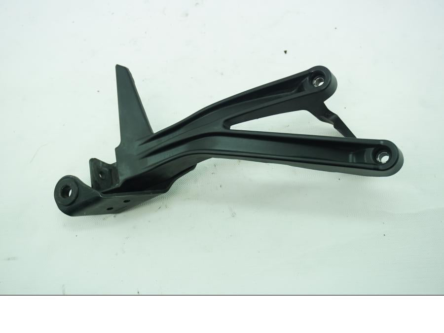 Framsidan på Fotpinnefäste från en KTM RC 390 -2019 motorcykel.