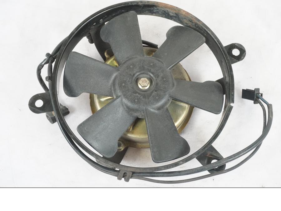 Framsidan på Vattenkylfläkt från en Honda NT 650 V -2002 motorcykel.