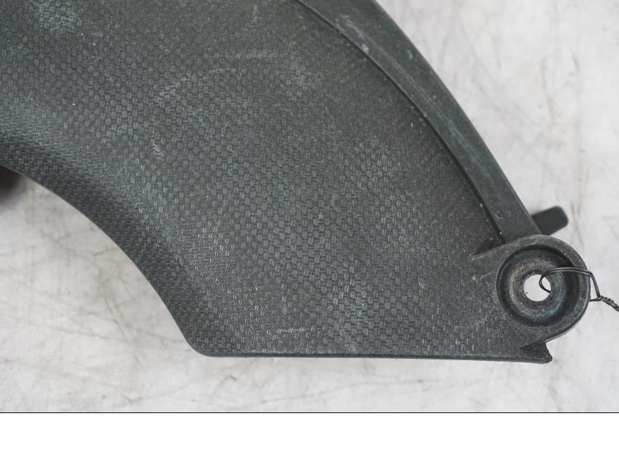 Baksidan på Värmeskydd från en Kawasaki ZX-6R -2006 motorcykel.