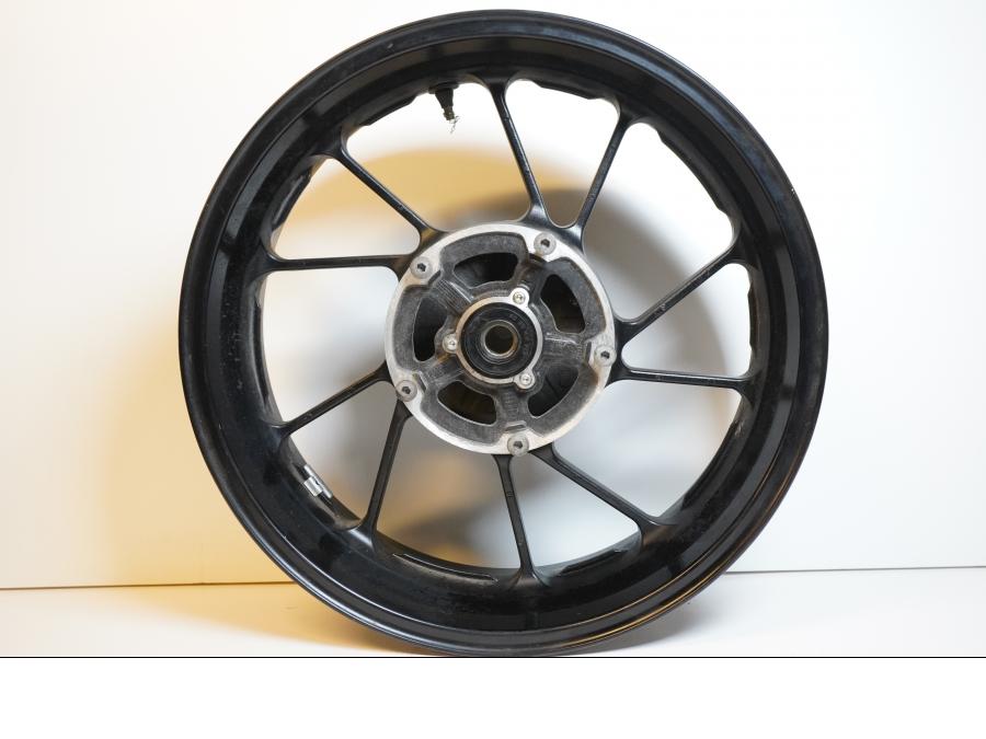 Framsidan på Fälg från en Yamaha MT-09 Tracer -2016 motorcykel.