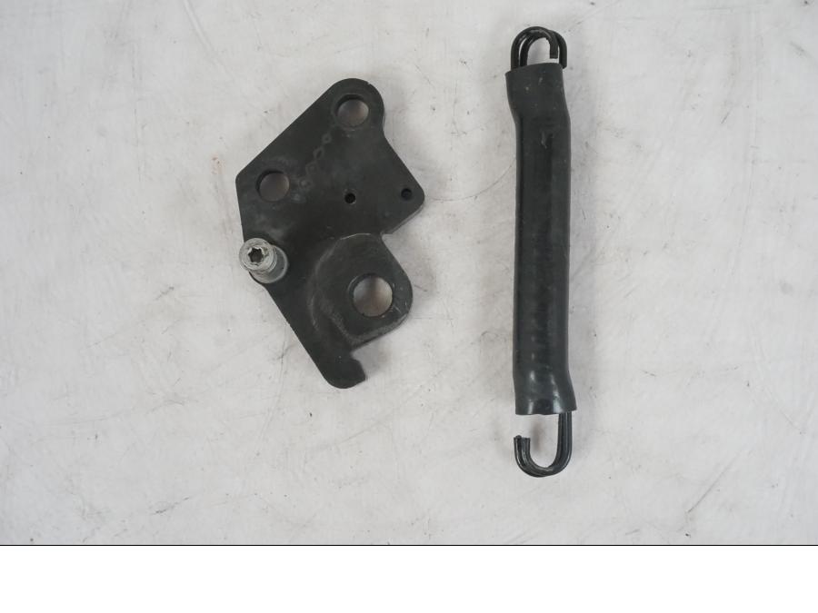 Framsidan på Sidostödsfäste från en KTM 1290 Super Duke R -2023 motorcykel.