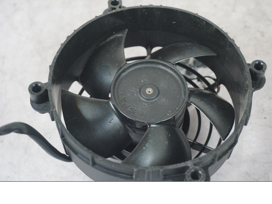 Vänster sida på Vattenkylfläkt från en KTM 1290 Super Adventure S -2022 motorcykel.