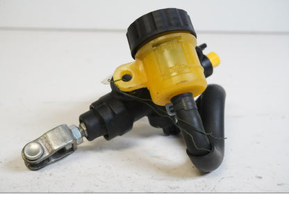 Framsidan på Bromshuvudcylinder från en Kawasaki ZX-10R -2008 motorcykel.