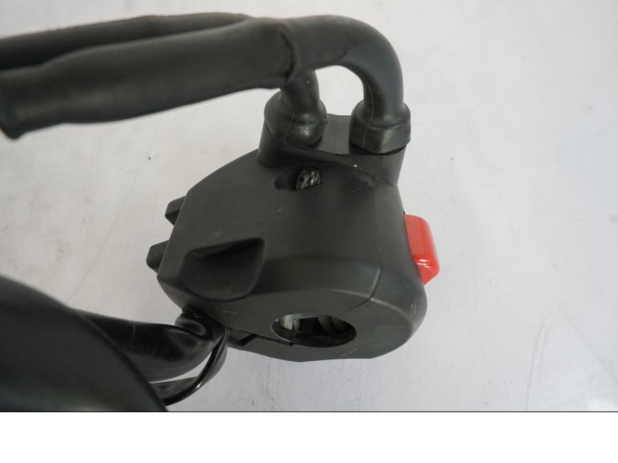 Snett uppifrån på Styrelreglage från en Honda VFR 1200 -2010 motorcykel.