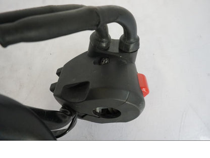 Snett uppifrån på Styrelreglage från en Honda VFR 1200 -2010 motorcykel.