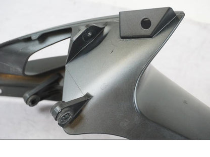 Snett nerifrån på Luftintag från en Suzuki GSX-R 750 -2006 motorcykel.