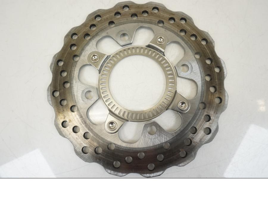 Snett uppifrån på Bromsskiva från en Kawasaki ER-6F -2016 motorcykel.