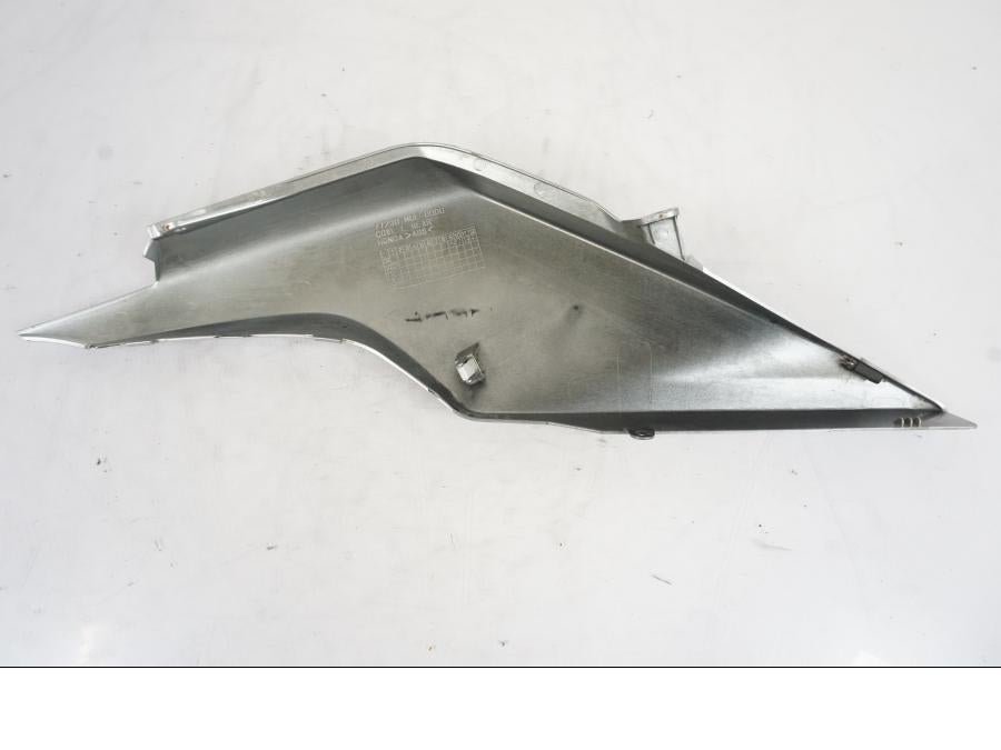 Snett uppifrån på Bakvinge från en Honda VFR 1200 -2010 motorcykel.