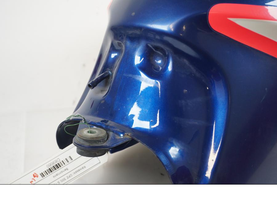 Vänster sida på Bensintank från en Kawasaki GPZ 500 S -1992 motorcykel.