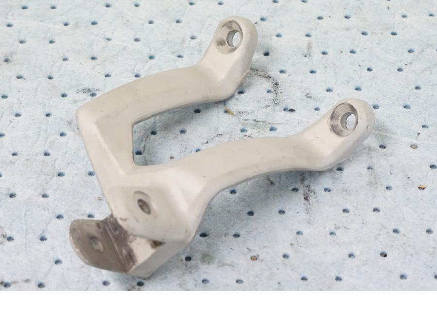 Baksidan på Fotpinnefäste från en KTM 690 Duke -2008 motorcykel.