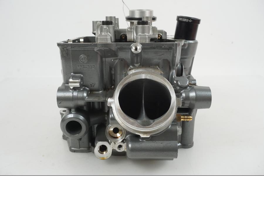 Baksidan på Topplock från en KTM 1290 Super Duke R -2021 motorcykel.