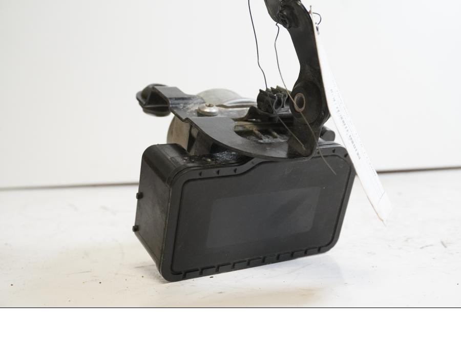 Höger sida på ABS Modulator från en Triumph Tiger 800 -2011 motorcykel.