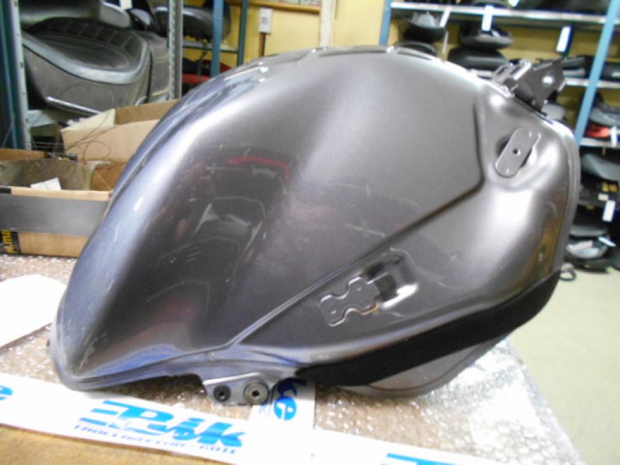 Framsidan på Bensintank från en Yamaha YZF 1000 R1 -2005 motorcykel.