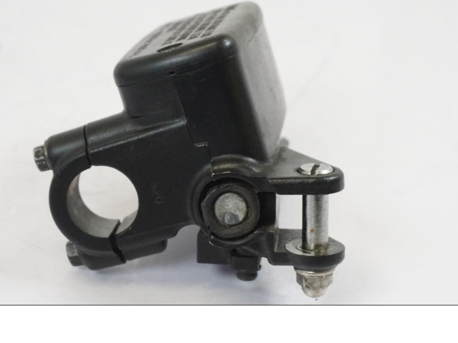 Baksidan på Bromshuvudcylinder från en Honda NT 700 -2008 motorcykel.