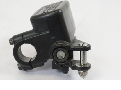 Baksidan på Bromshuvudcylinder från en Honda NT 700 -2008 motorcykel.