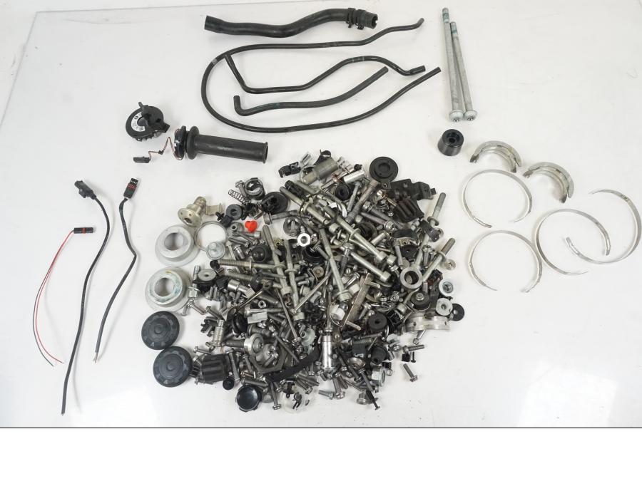 Framsidan på Skruv / Mutter etc från en BMW R 1250 GS -2021 motorcykel.